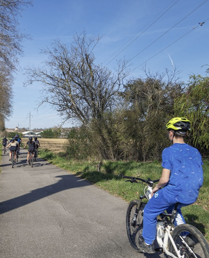 Image de personnes en velo